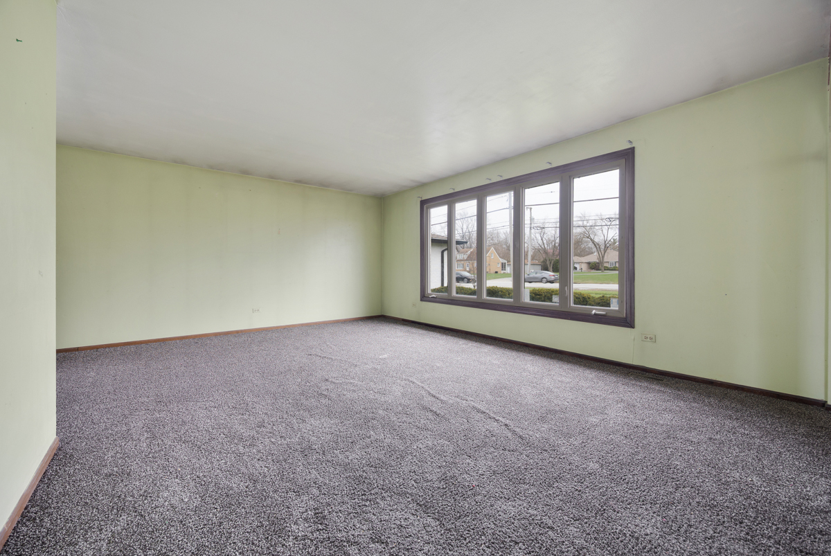5916 West 127th Street Alsip, IL 60803 - Photo 4 of 22 an empty room with windows