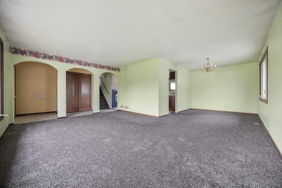 5916 West 127th Street Alsip, IL 60803 - Photo 6 of 22 a view of a big room with closet and windows