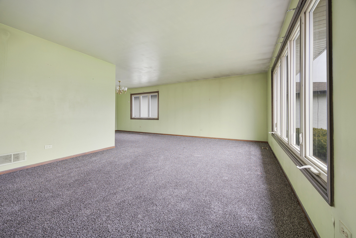 5916 West 127th Street Alsip, IL 60803 - Photo 7 of 22 an empty room with windows