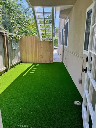 a view of an house with backyard and garden