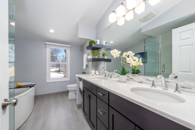 $380,000 | 1950 Hampton Road, Hoffman Estates, IL 60169