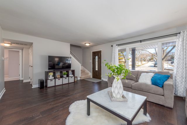 $380,000 | 1950 Hampton Road, Hoffman Estates, IL 60169