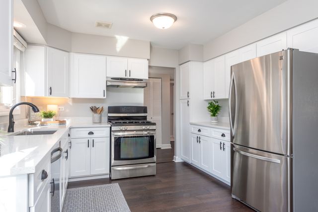 $380,000 | 1950 Hampton Road, Hoffman Estates, IL 60169