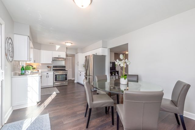 $380,000 | 1950 Hampton Road, Hoffman Estates, IL 60169