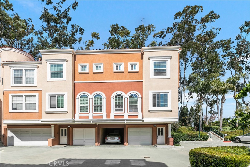 Welcome to magnificent 10 Crivelli Aisle, in the Corte Bella tract of Westpark in Irvine