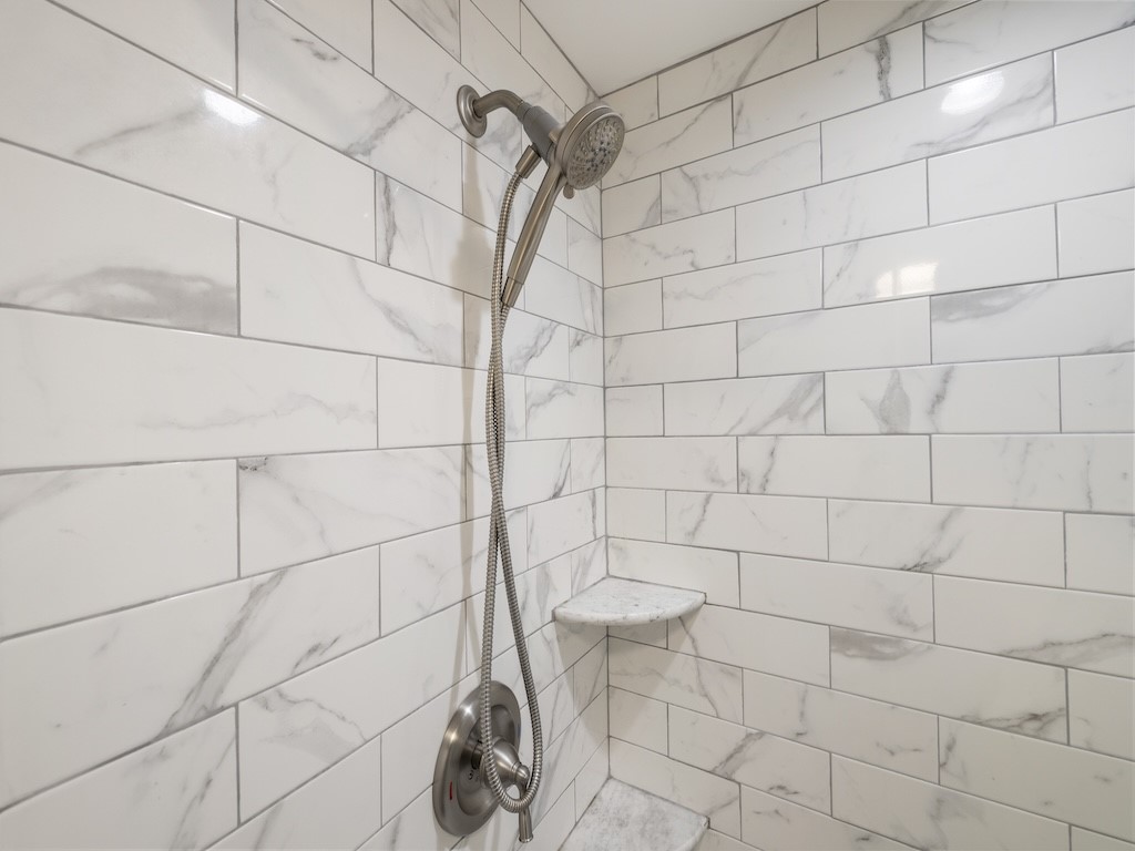 953 Laurel Circle Sebastian, FL 32976 - Photo 23 of 33 a bathroom with a shower