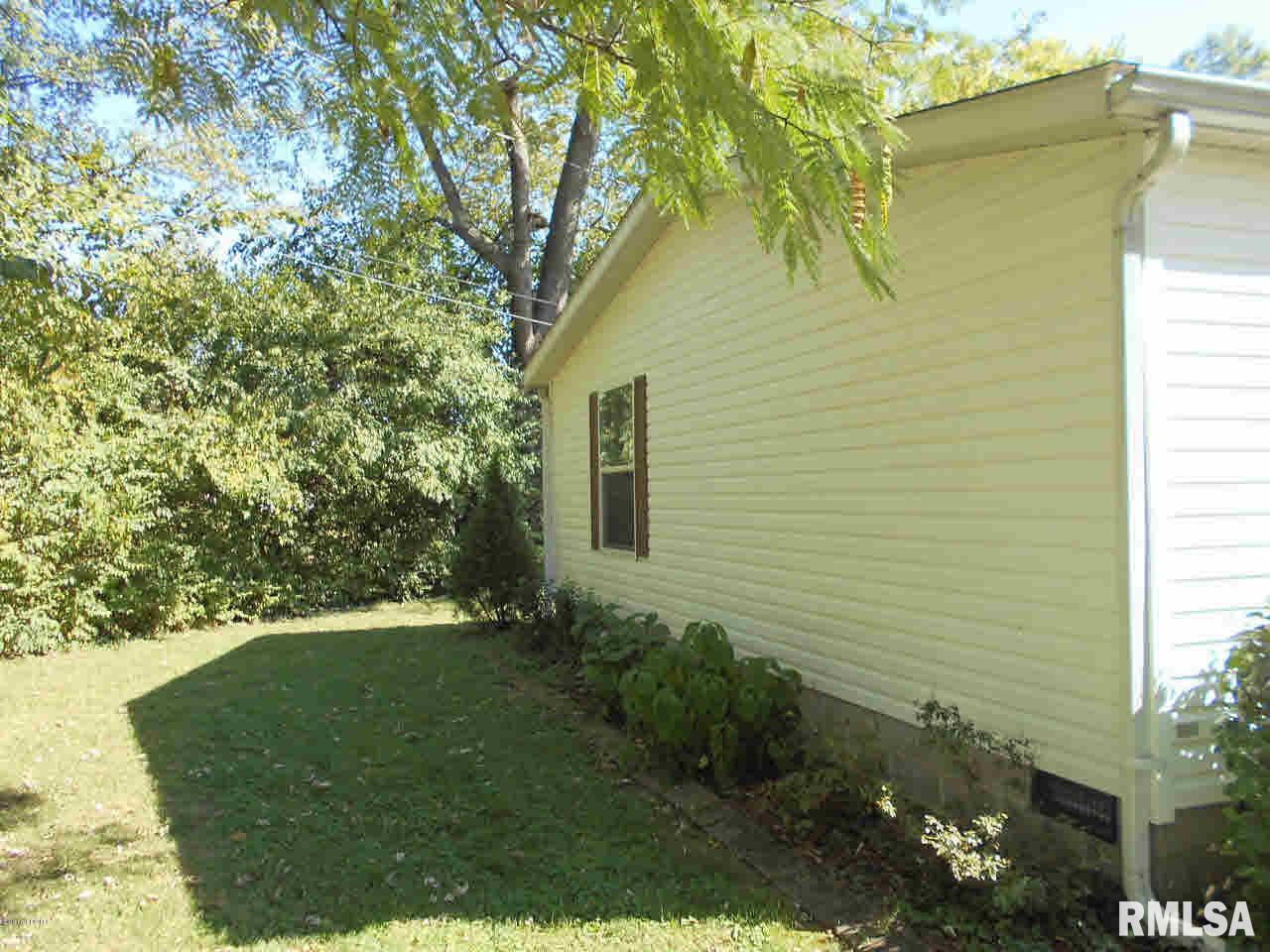 802 East 3rd Street Flora, IL 62839 - Photo 3 of 30 Gallery Image 3