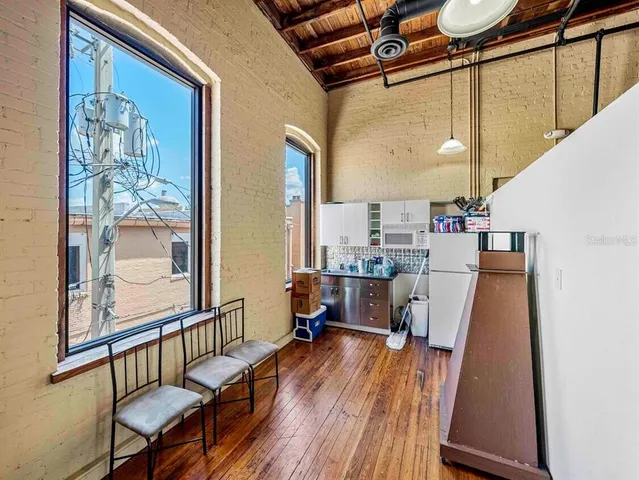 a view of entryway with outdoor space