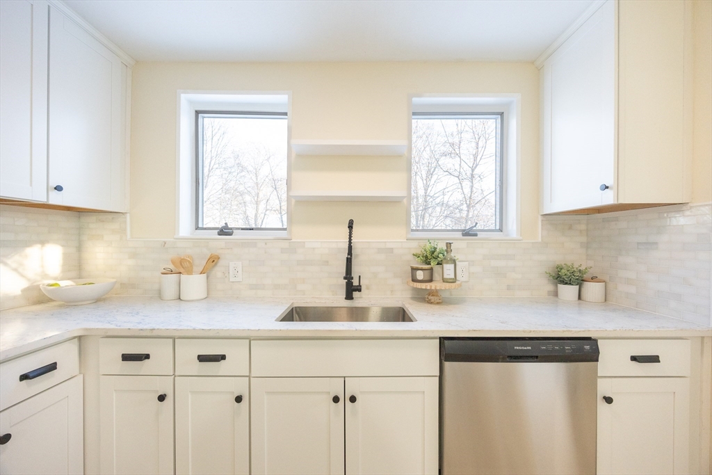 10 Hobamack Road Weymouth, MA 02191 - Photo 11 of 20