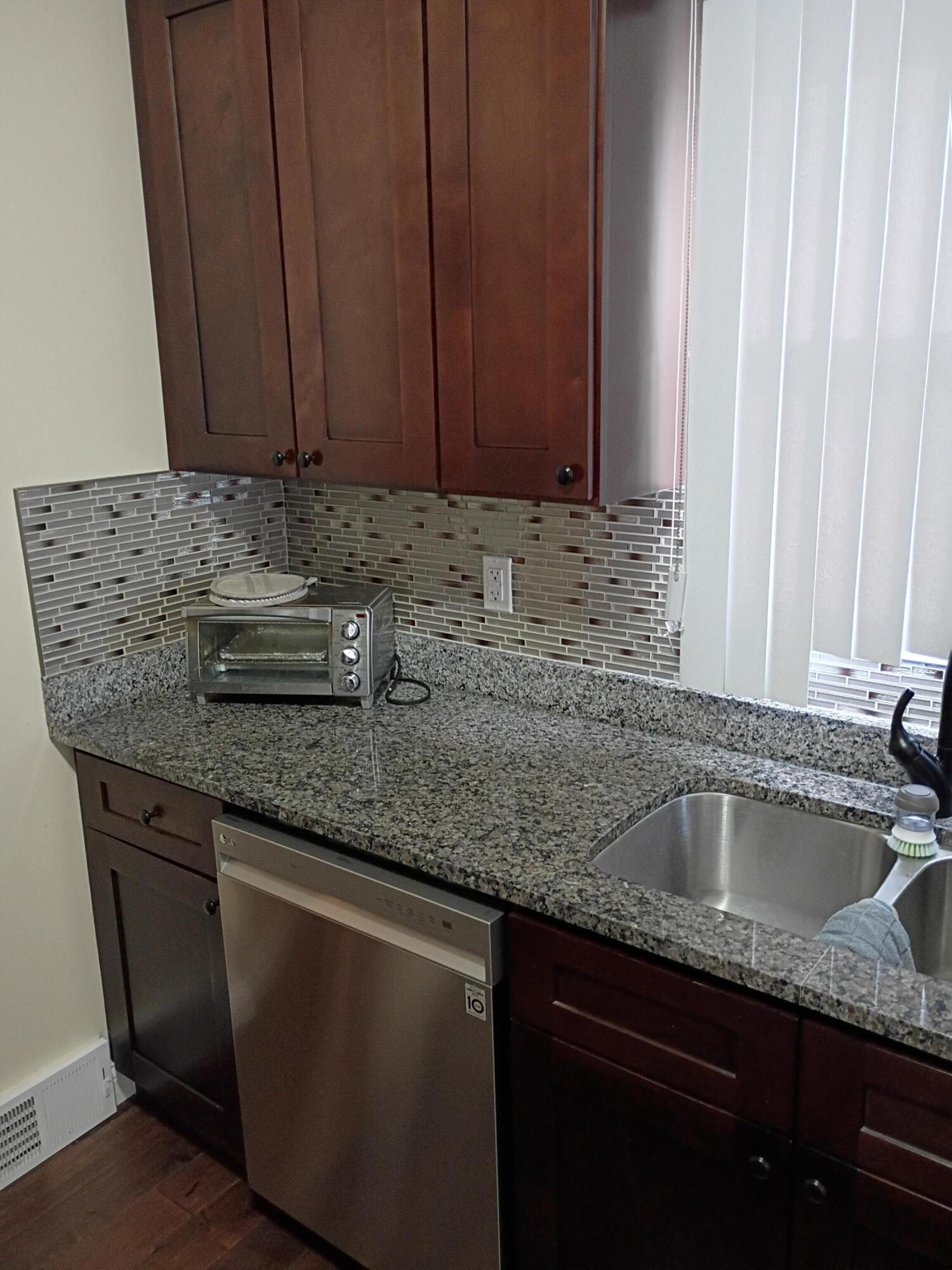 11115 Wayburn Street Detroit, MI 48224 - Photo 9 of 19 Granite Counter