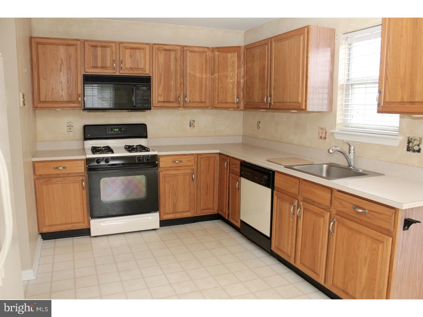 744 Rutland Court Sewell, NJ 08080 - Photo 8 of 24 Kitchen