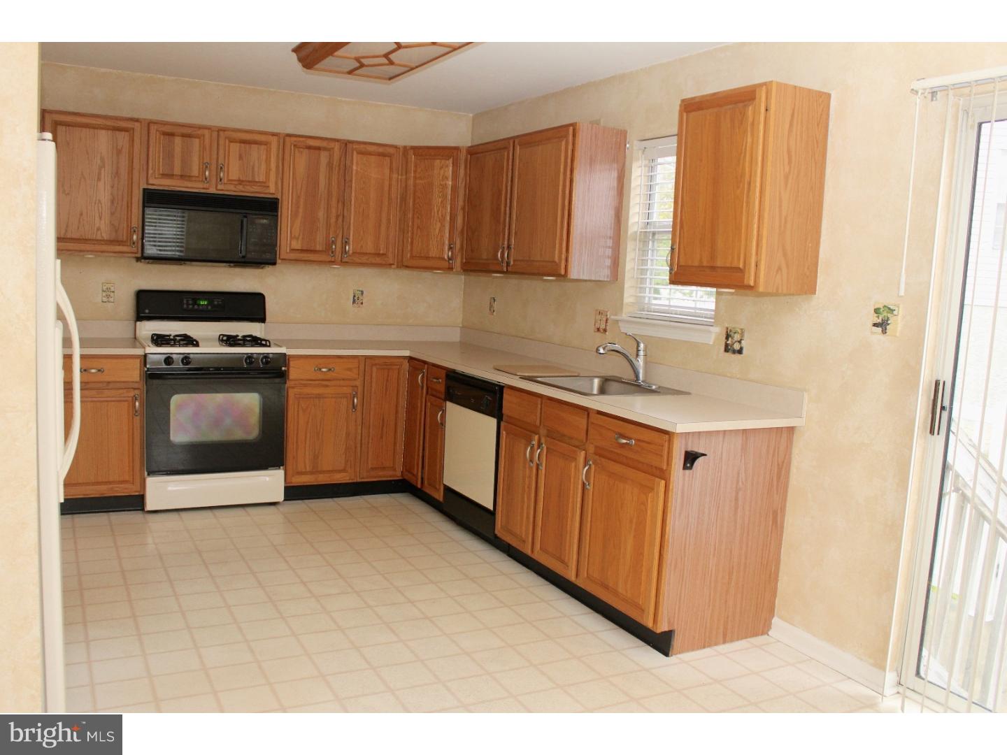 744 Rutland Court Sewell, NJ 08080 - Photo 9 of 24 Kitchen