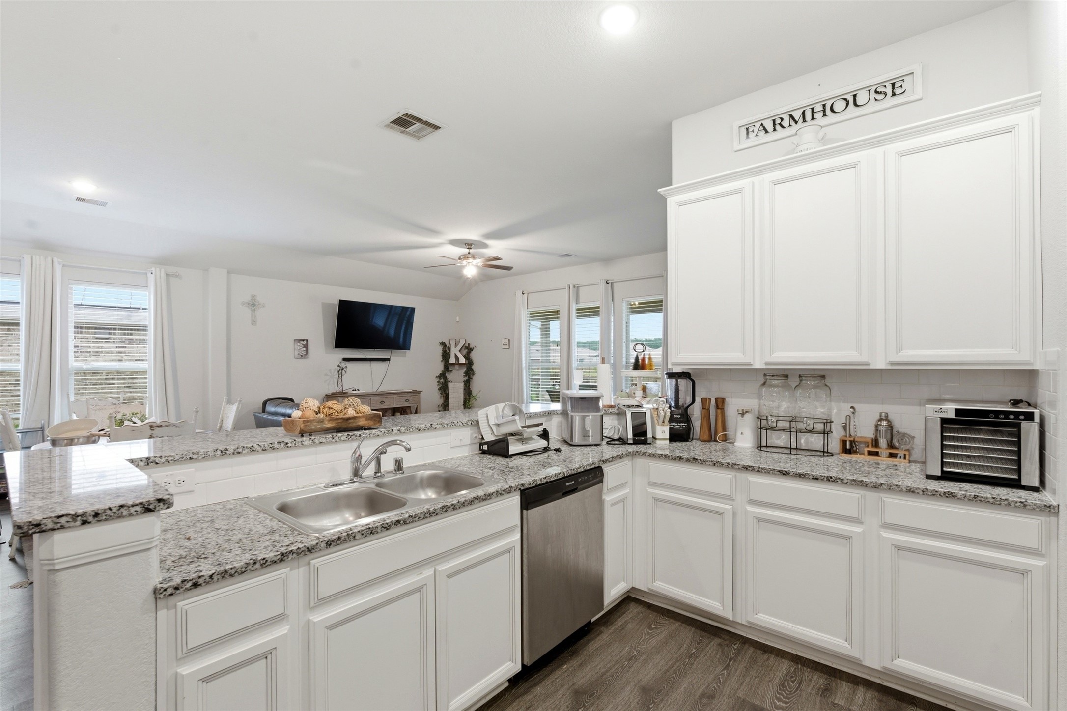 527 Kickapoo Drive Anahuac, TX 77514 - Photo 10 of 46