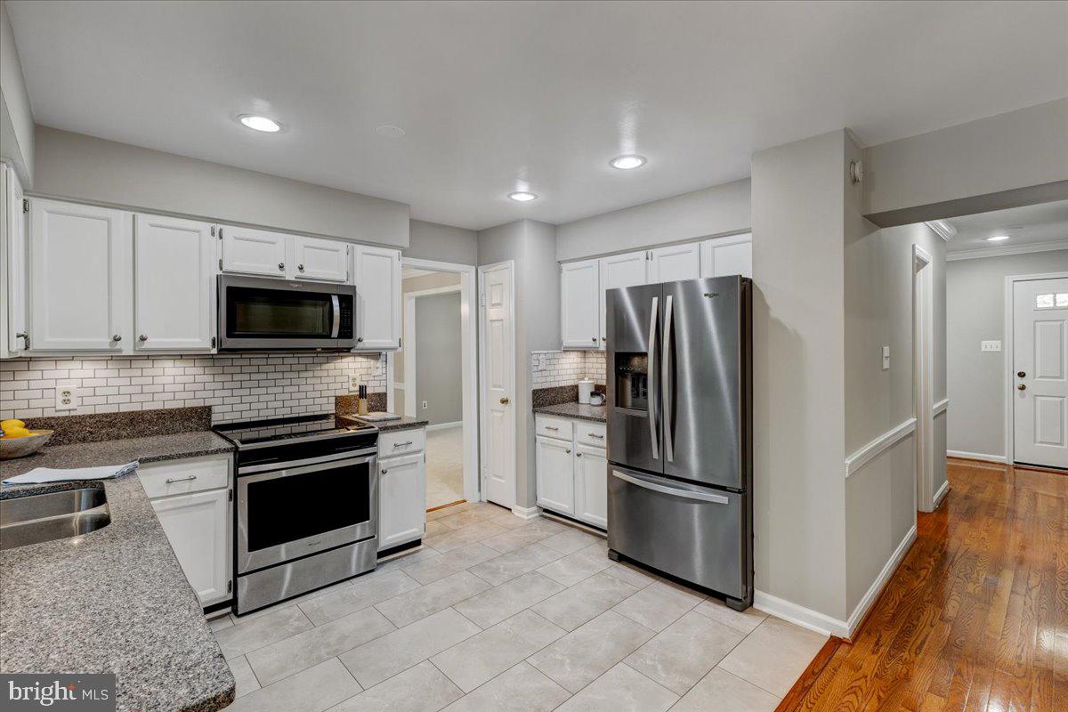 6819 Bluecurl Circle Springfield, VA 22152 - Photo 14 of 46 Kitchen