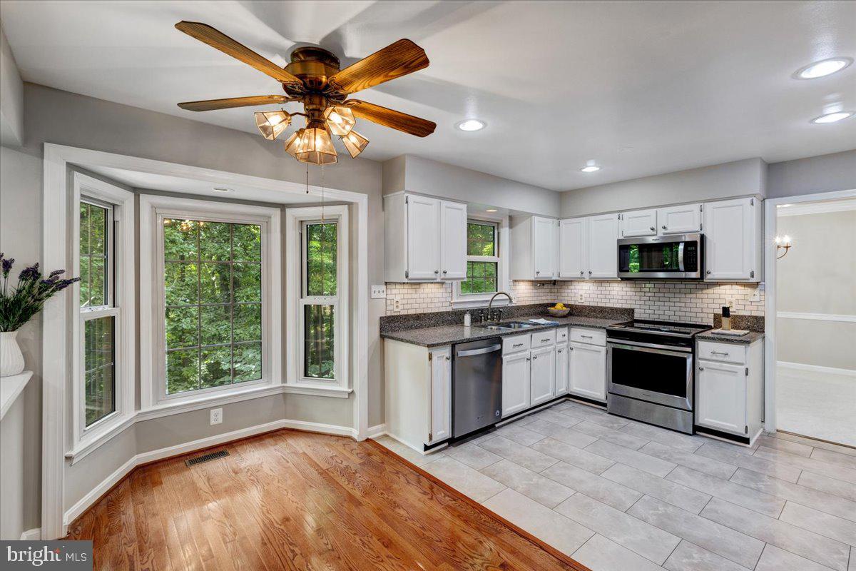 6819 Bluecurl Circle Springfield, VA 22152 - Photo 17 of 46 Kitchen/Breakfast Room