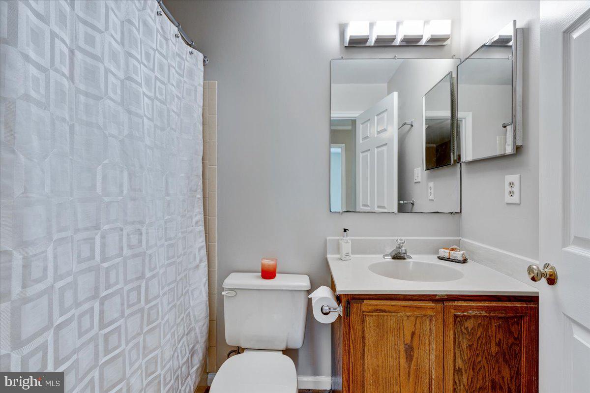 6819 Bluecurl Circle Springfield, VA 22152 - Photo 31 of 46 Upper Hall Bath