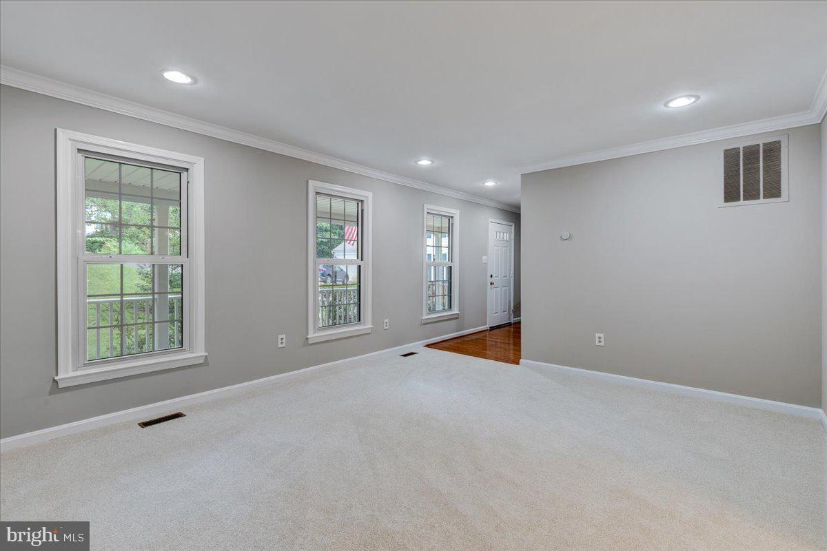6819 Bluecurl Circle Springfield, VA 22152 - Photo 8 of 46 Living Room