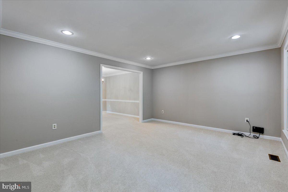 6819 Bluecurl Circle Springfield, VA 22152 - Photo 9 of 46 Living Room