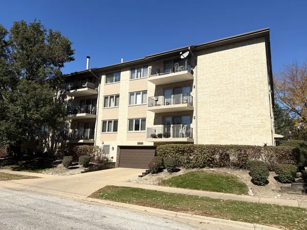 $234,900 | 4530 West 93rd Street, Unit 1D, Oak Lawn, IL 60453