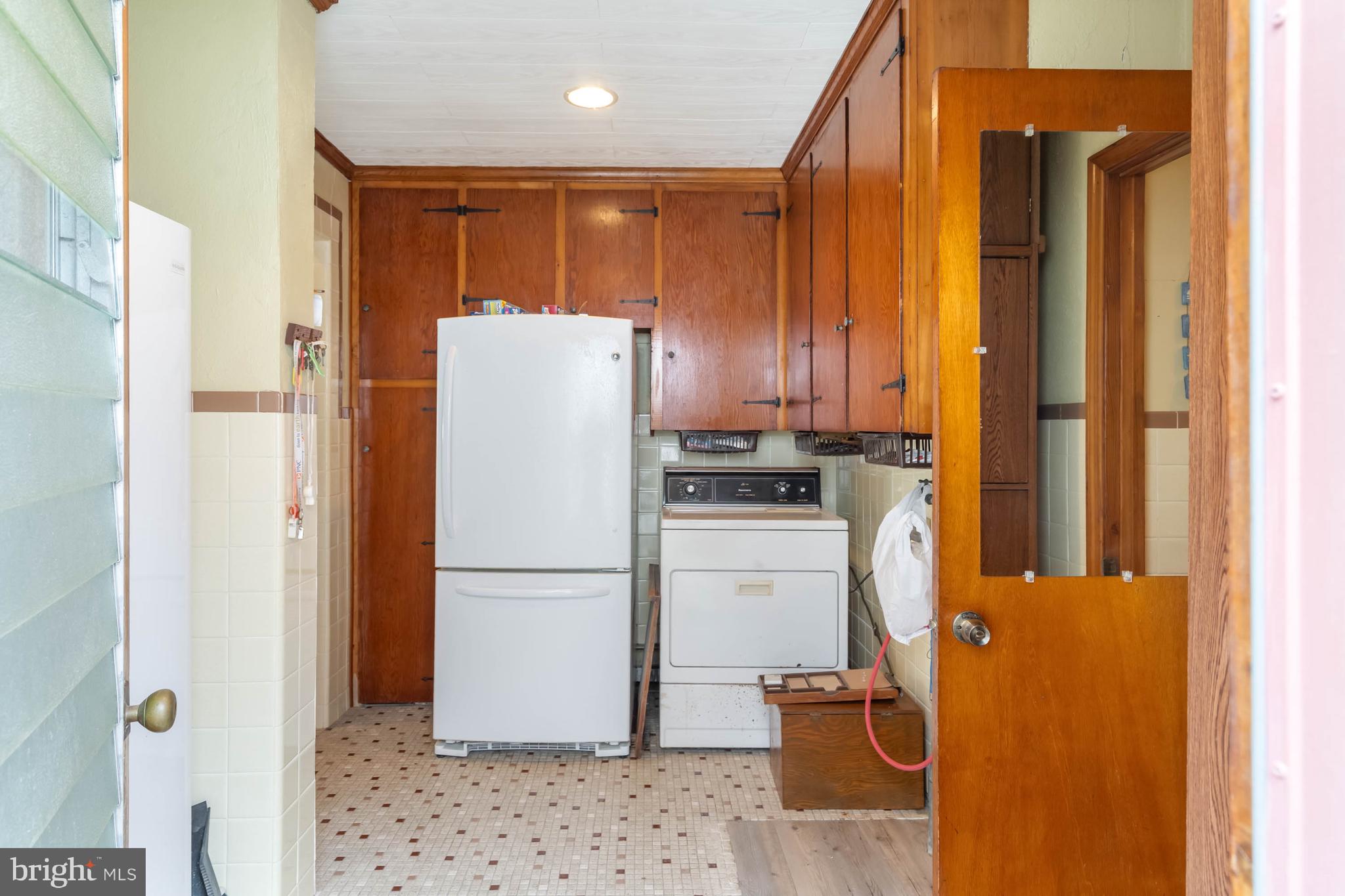 31266 River Road Millsboro, DE 19966 - Photo 16 of 47 a room with refrigerator and window