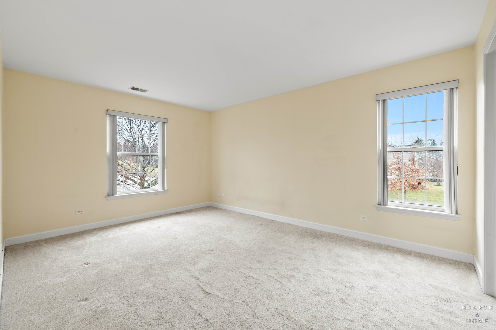 330 Buckingham Circle, Unit C Elgin, IL 60120 - Photo 8 of 21 an empty room with windows