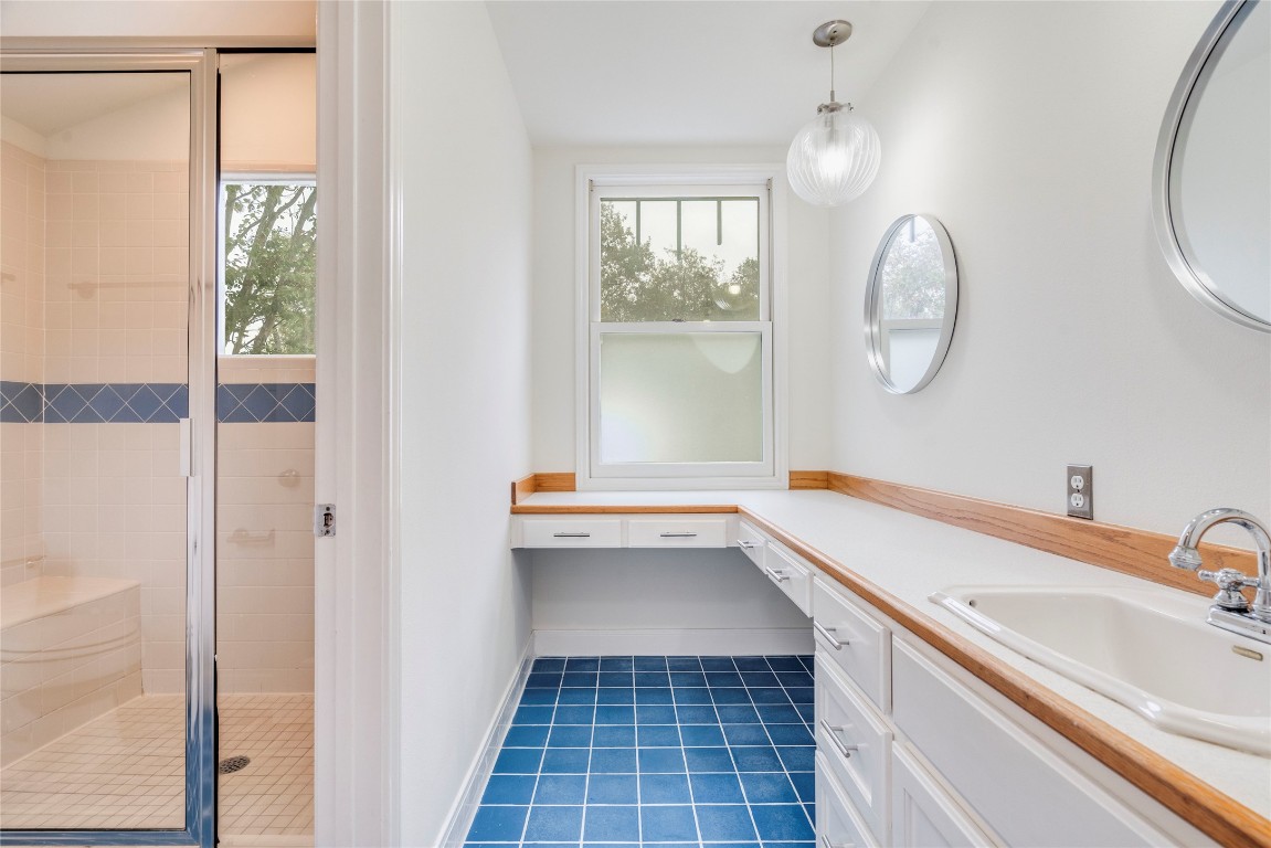 512 East 49th Street, Unit A Austin, TX 78751 - Photo 13 of 31 a bathroom with a sink a large mirror and a bathtub