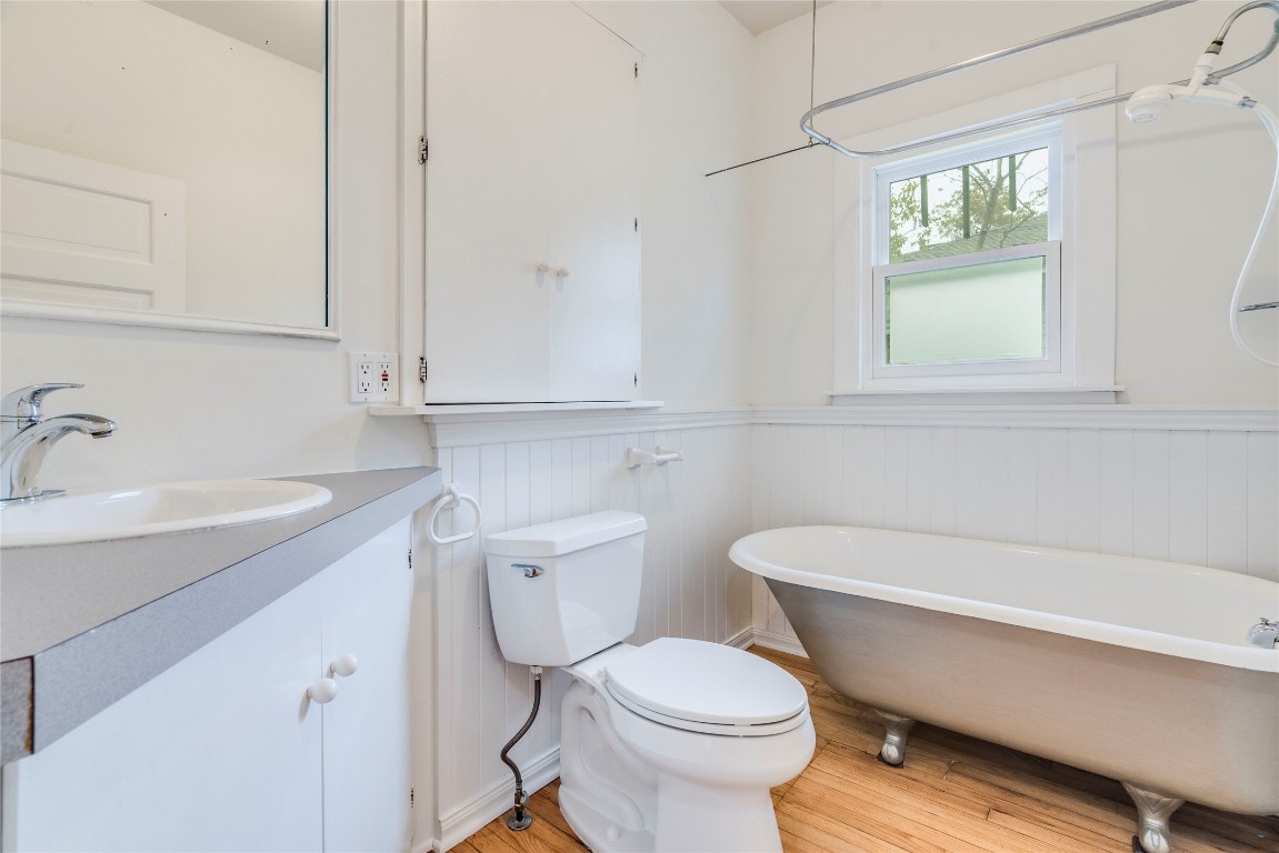 512 East 49th Street, Unit A Austin, TX 78751 - Photo 19 of 31 a bathroom with a toilet a sink and bathtub