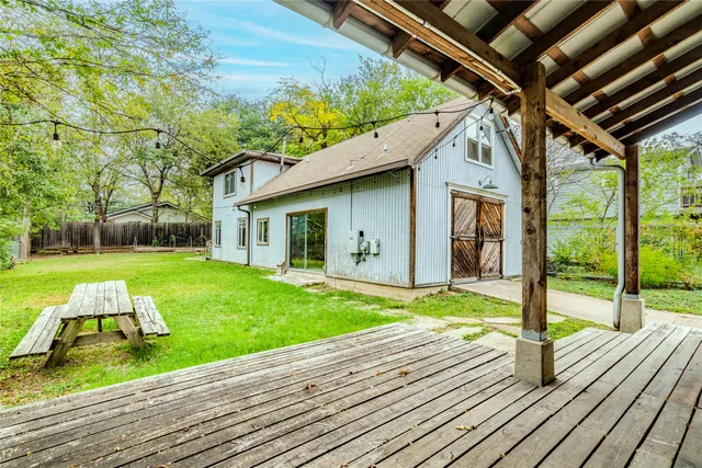 a view of a house with backyard and porch