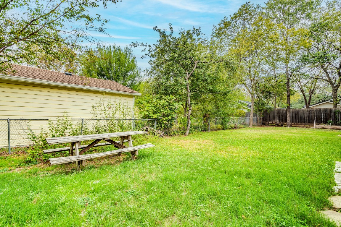 512 East 49th Street, Unit A Austin, TX 78751 - Photo 22 of 31 a backyard of a house with lots of green space