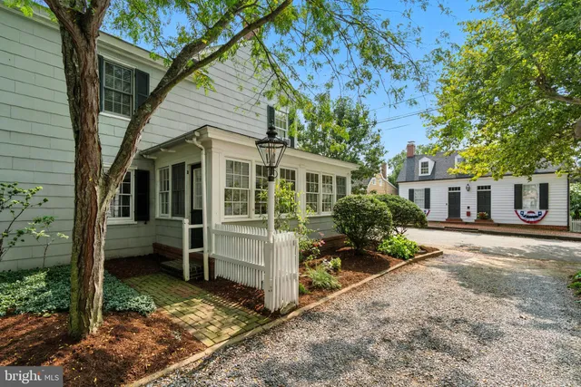 a view of a house with backyard and garden