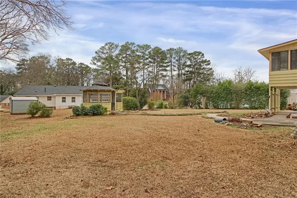 a view of a house with a yard