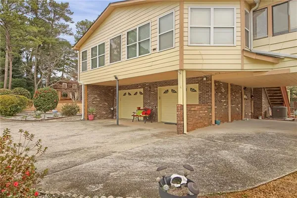 a view of a house with backyard