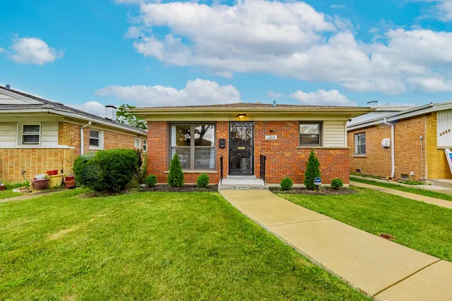a view of a house with a backyard