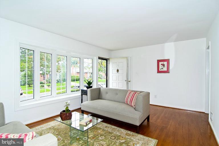 6420 Winnepeg Road Bethesda, MD 20817 - Photo 4 of 18 Living Room