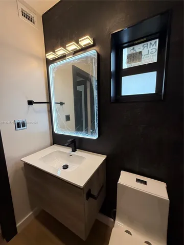 $1,850 | 512 Northwest 2nd Avenue, Unit B, Hallandale Beach, FL 33009