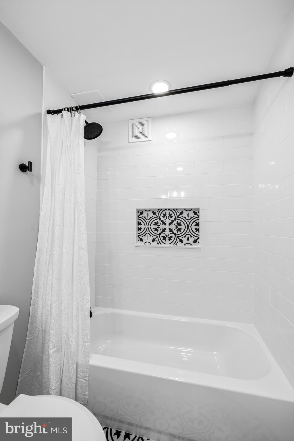 4401 Roland Avenue, Unit 307 Baltimore, MD 21210 - Photo 15 of 28 Hallway Bathroom