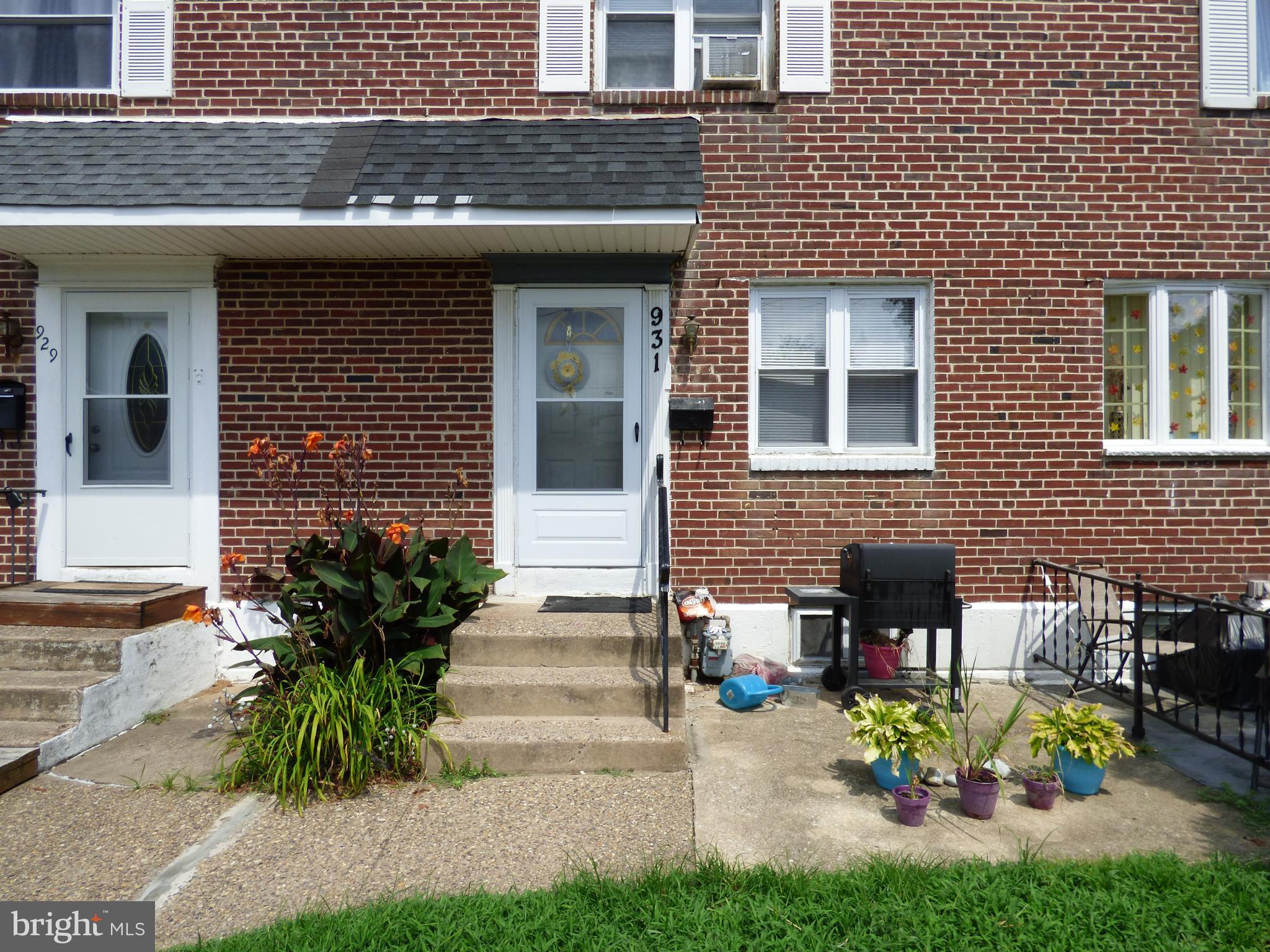 931 Grant Road Folcroft, PA 19032 - Photo 2 of 14 Front patio