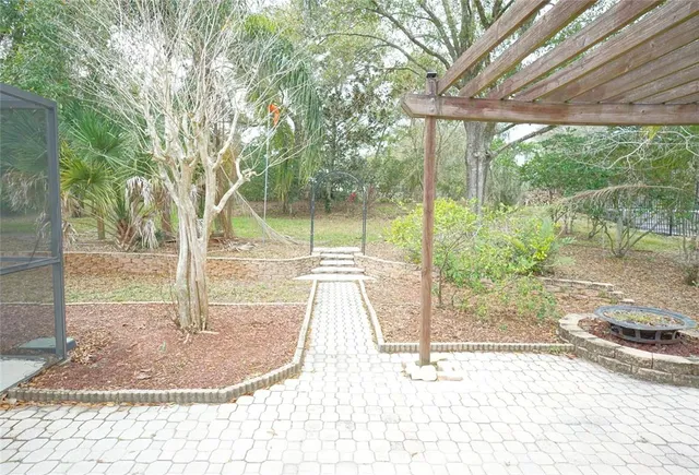 a view of a backyard