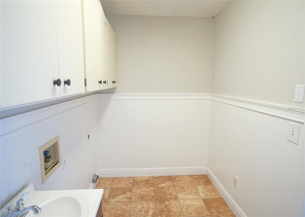 3807 Turkey Oak Drive Valrico, FL 33596 - Photo 40 of 44 a bathroom with a bathtub and toilet