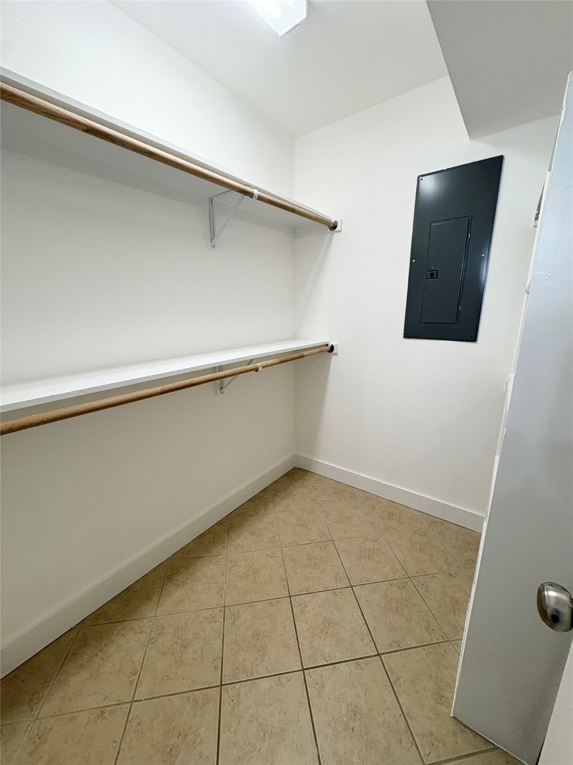 2800 Jeanetta Street, Unit 408 Houston, TX 77063 - Photo 13 of 14 a view of a livingroom with an empty space and a window
