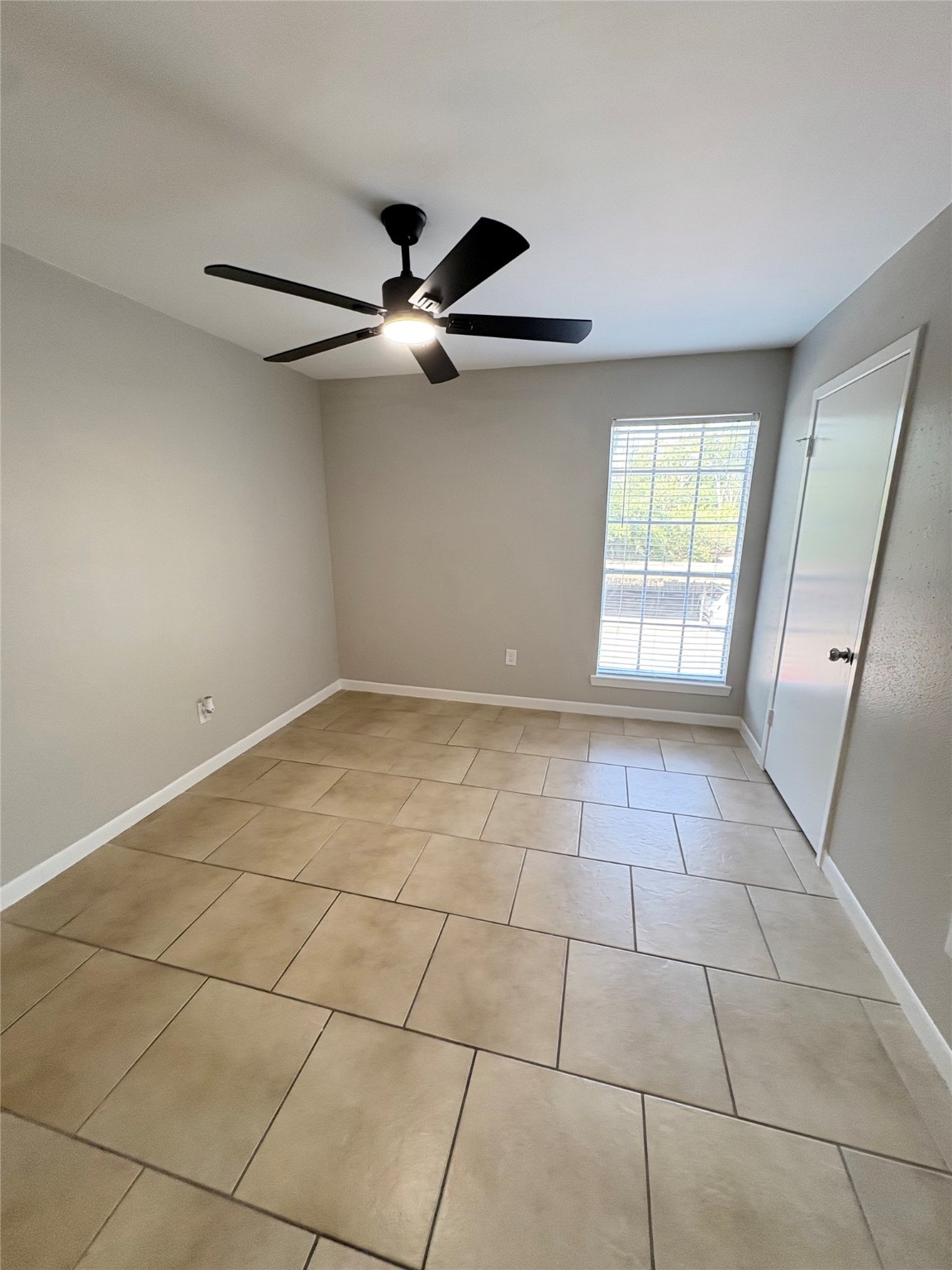 2800 Jeanetta Street, Unit 408 Houston, TX 77063 - Photo 8 of 14 a view of an empty room with a window