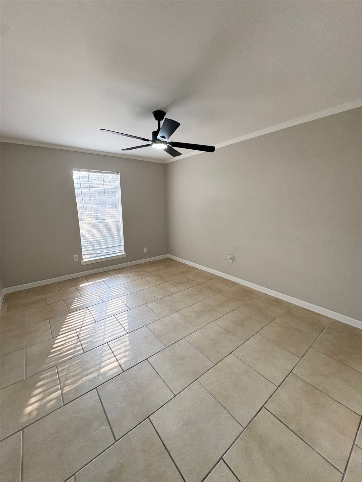 2800 Jeanetta Street, Unit 408 Houston, TX 77063 - Photo 10 of 14 a view of an empty room with windows