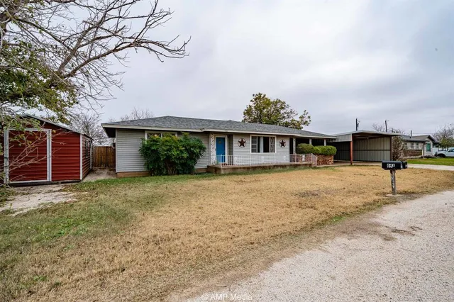 $99,000 | 510 West Irving Street, Munday, TX 76371