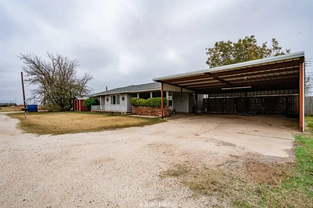 $99,000 | 510 West Irving Street, Munday, TX 76371