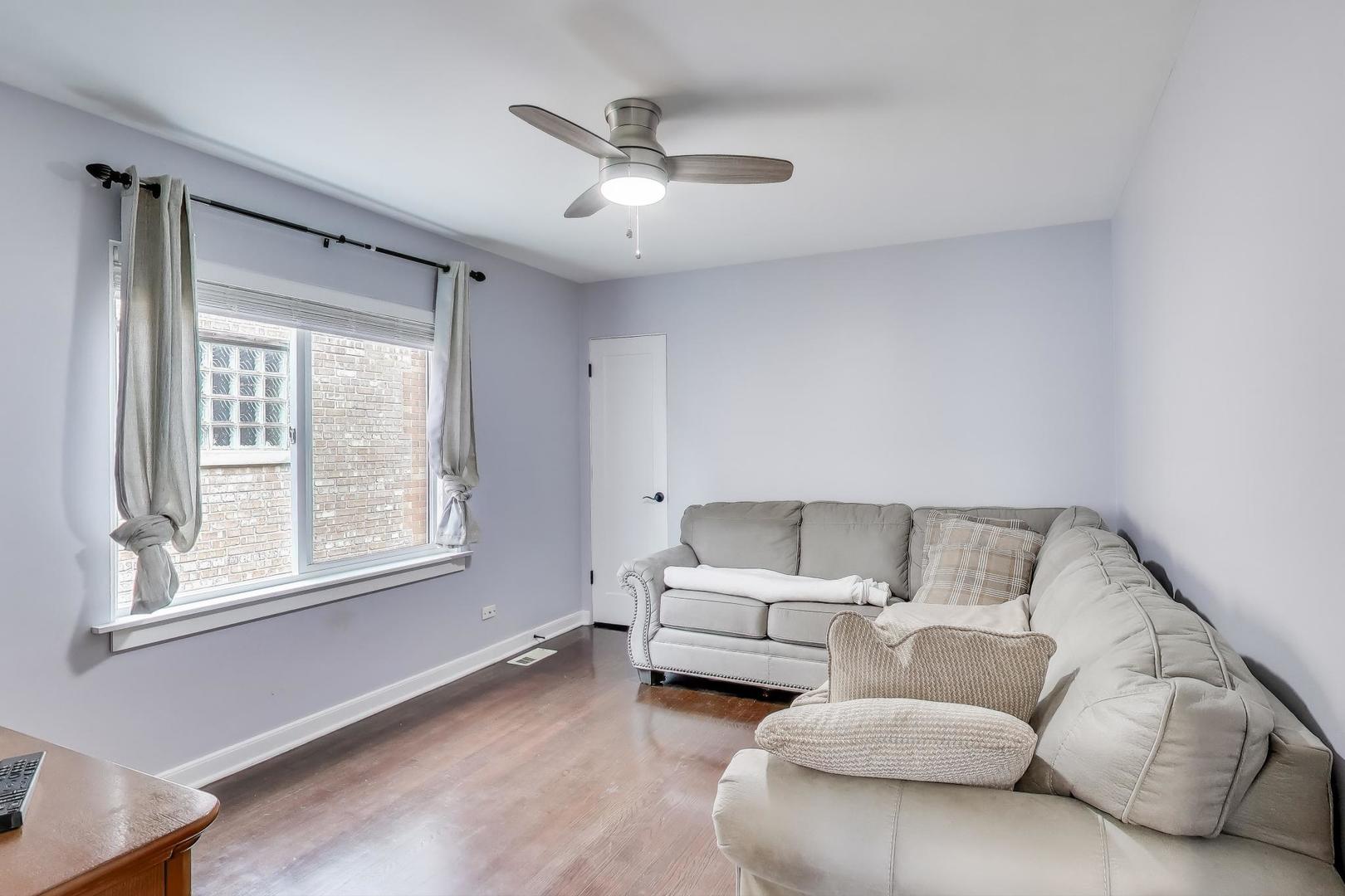 3816 Wisconsin Avenue Berwyn, IL 60402 - Photo 13 of 32 a living room with furniture and a window
