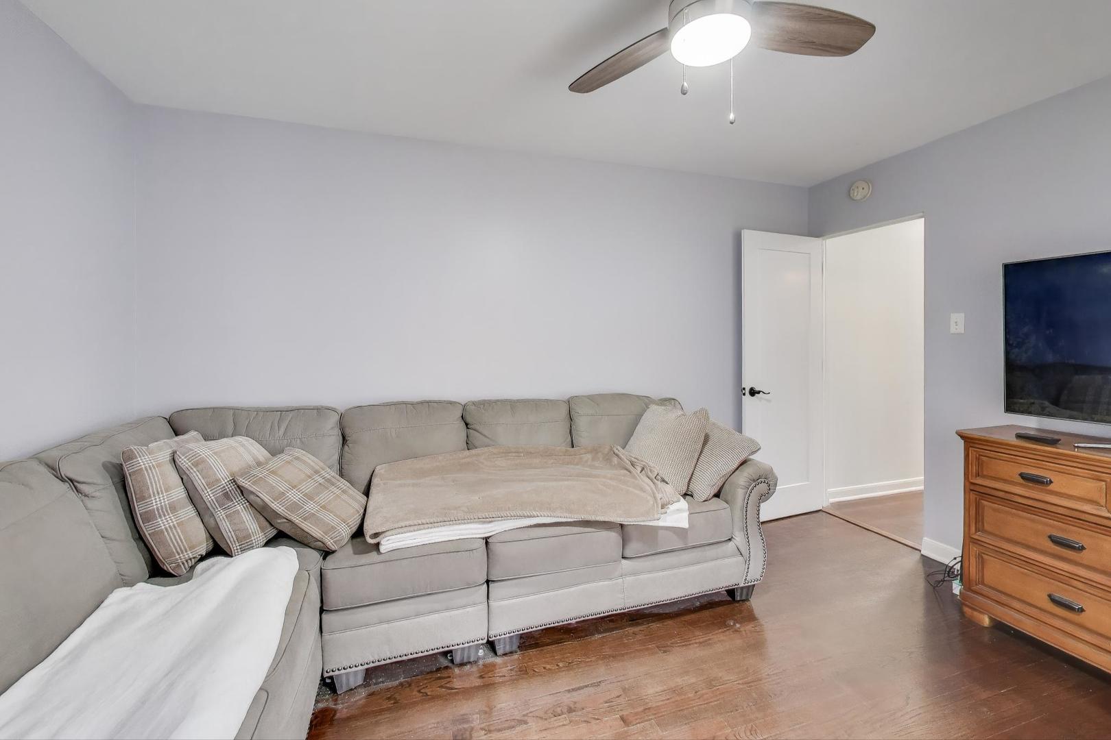 3816 Wisconsin Avenue Berwyn, IL 60402 - Photo 14 of 32 a living room with furniture