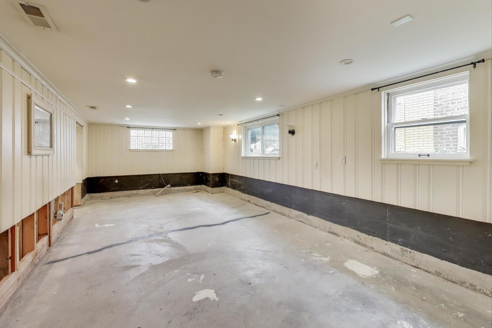 3816 Wisconsin Avenue Berwyn, IL 60402 - Photo 17 of 32 a view of an empty room with a window