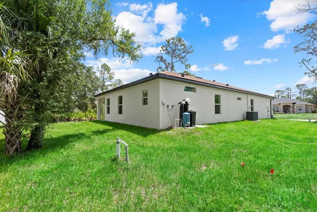 a view of a house with backyard and garden