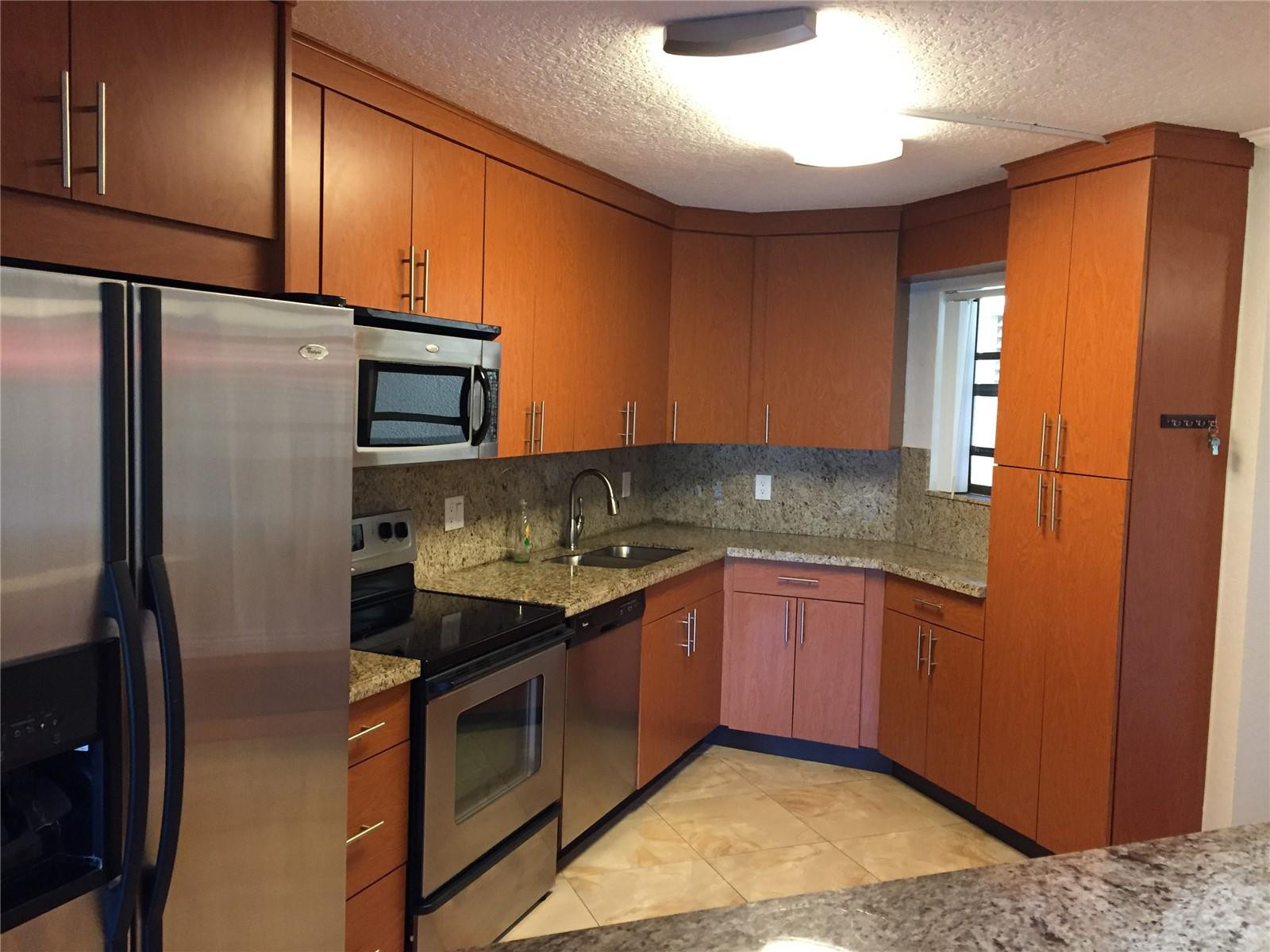 5801 Camino Del Sol, Unit 104 Boca Raton, FL 33433 - Photo 3 of 13 KITCHEN