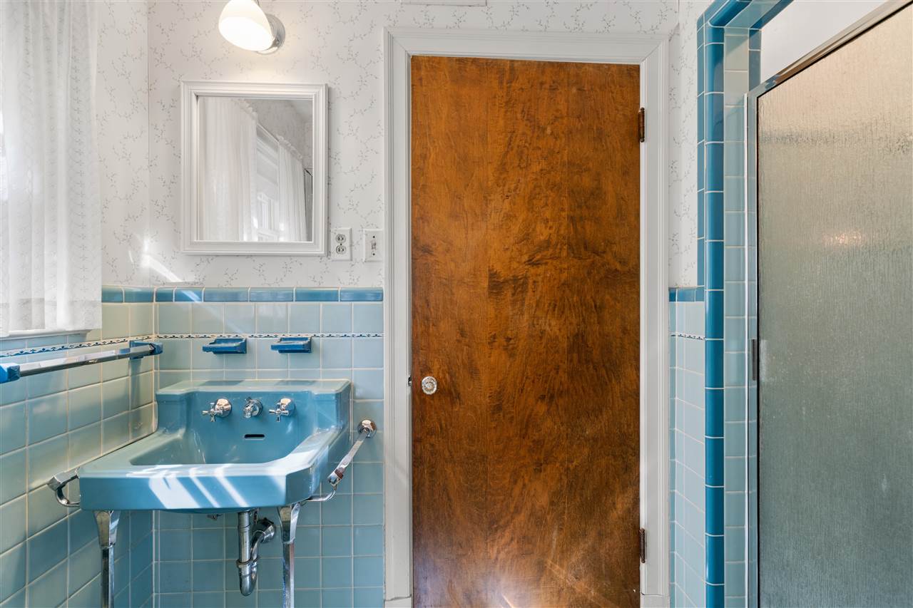 4810 Shady Grove Road Memphis, TN 38117 - Photo 13 of 20 Primary Shared Bath with Walk-In Shower